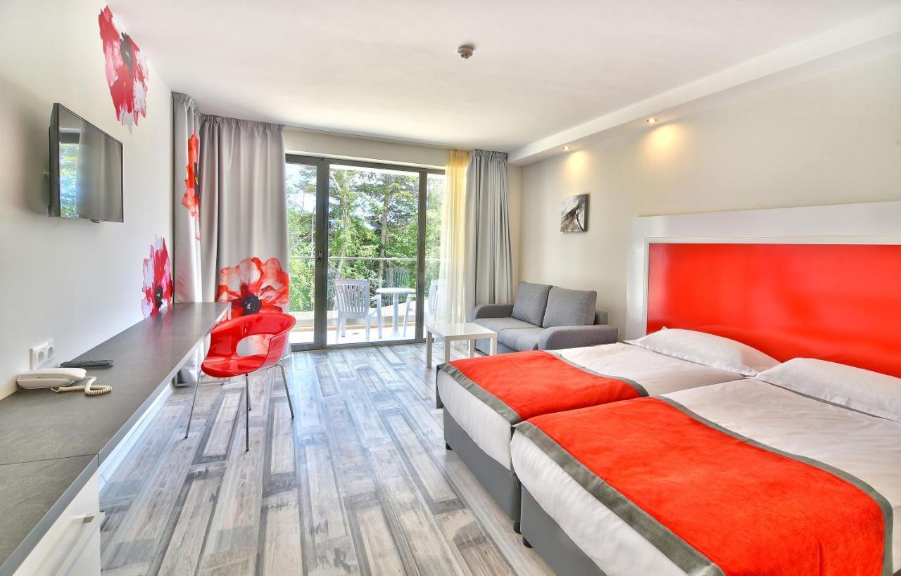 Zimmer Home Office mit Poolblick